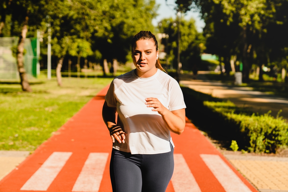 Fiatal nő a fogyás érdekében sportol