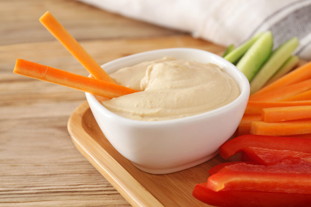 A friss zöldségeket különböző házi kenőkbe mártogathatod.