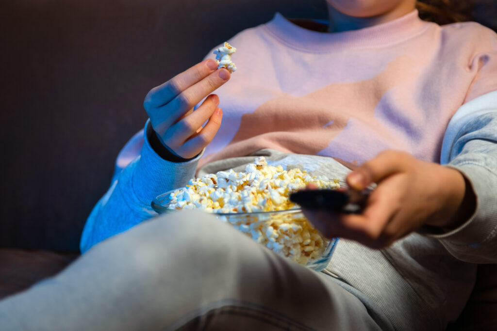 A hagyományos nassolnivalók, mint a pattogatott kukorica, egészségre káros anyagokat tartalmazhatnak.