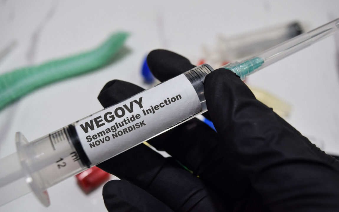 Előretöltött Wegovy injekciós toll orvosi koncepcióban.