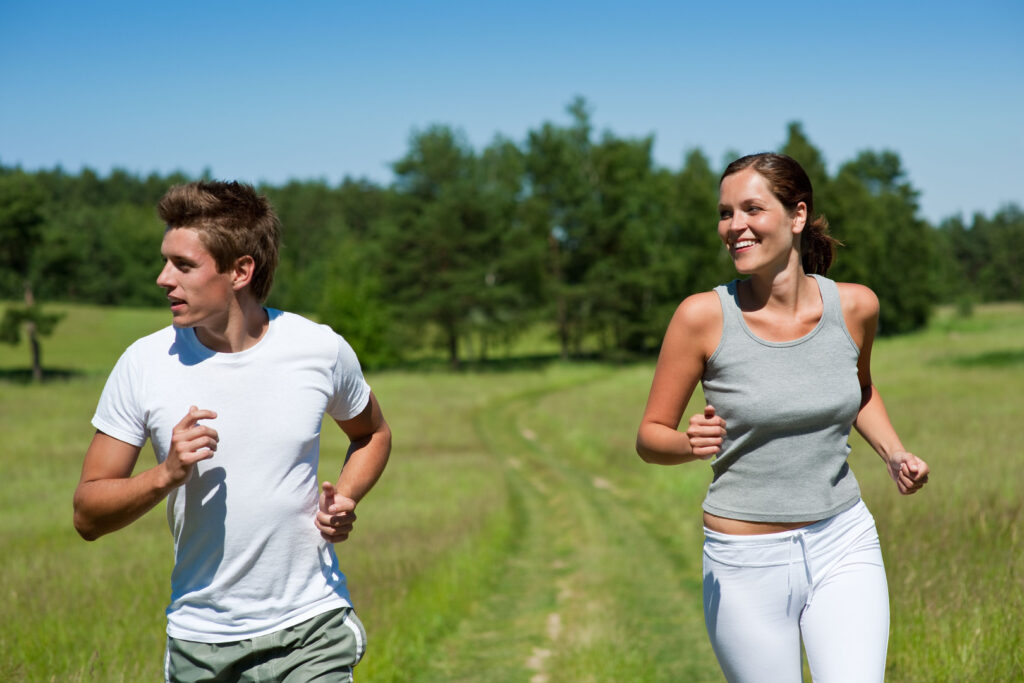 Mozgás tavasszal: sportos férfi és nő együtt kocog a szabadban, könnyen elkezdhető futás pároknak