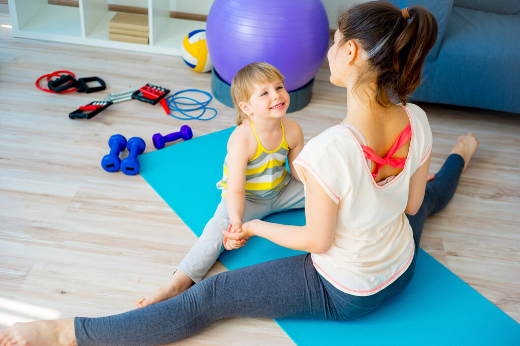 Mozgás tavasszal: anya könnyű tornát végez otthon, gyerekbarát mozgás mindennapokra