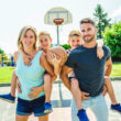 Mozgás tavasszal: boldog család kosárlabdázik együtt, játékos sport gyerekeknek és közös programnak