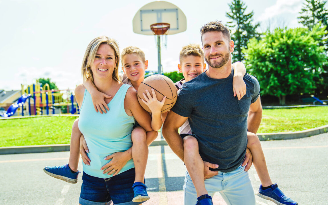 Mozgás tavasszal: boldog család kosárlabdázik együtt, játékos sport gyerekeknek és közös programnak