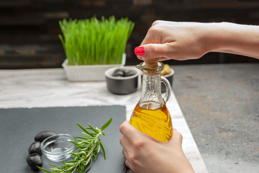 Olívaolaj kiöntése kis tálkába, egészséges növényi zsír használata