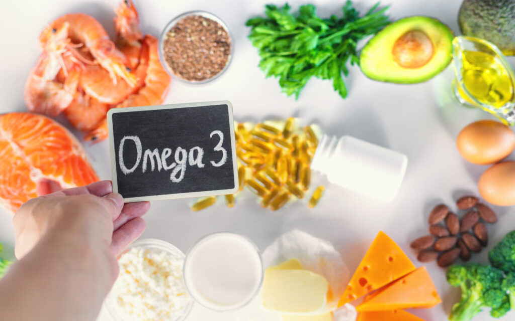 Zsírok és egészséges zsír: omega-3-ban gazdag élelmiszerek, például halak, diófélék és magvak közelről